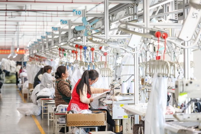 服装生产中心,工作人员正在智能化生产线上忙碌。蒋雨师 摄